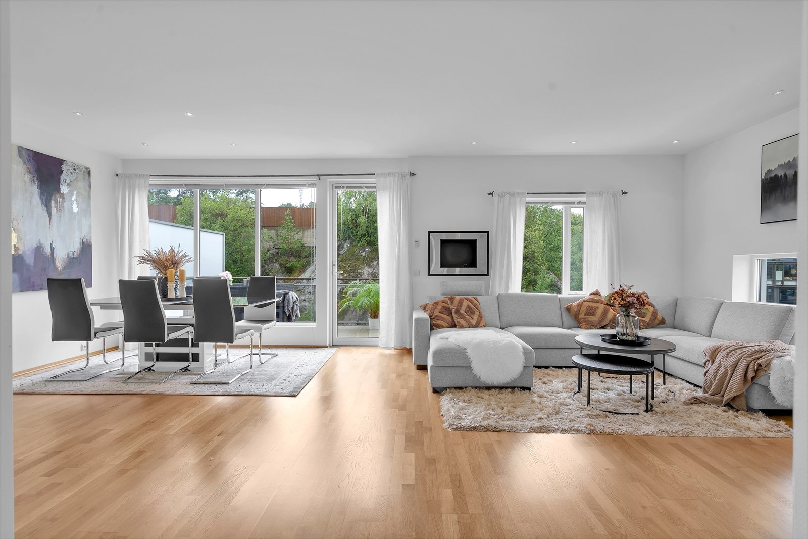 Stue/kjøkken - Romslig med god takhøyde og rikelig med lysinnslipp Galleribilde