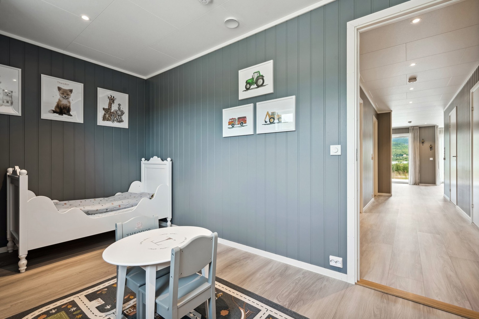 Soverom med downlights i tak. Galleribilde