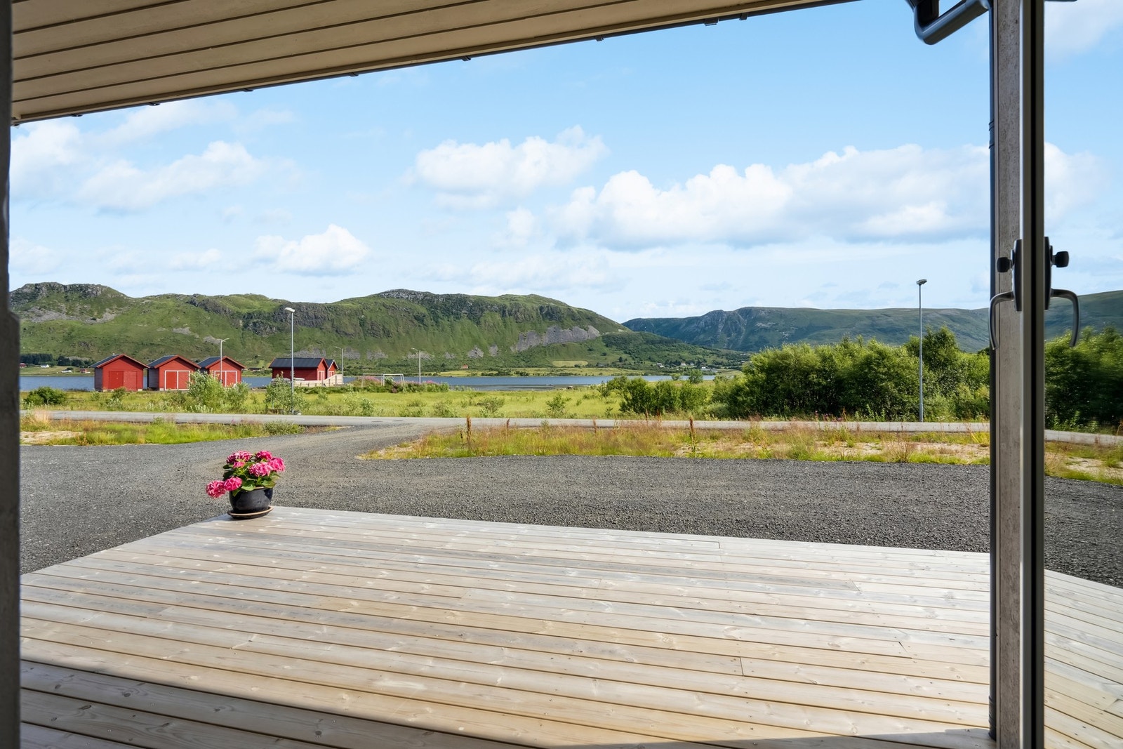 Eiendommen har en flott og vid utsikt til området med lekeplass over veien. Galleribilde