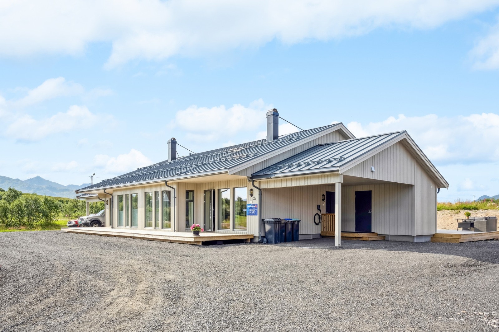 Halvpart av en vertikaldelt tomannsbolig med carport, tre soverom, store vinduer og utsikt! Galleribilde