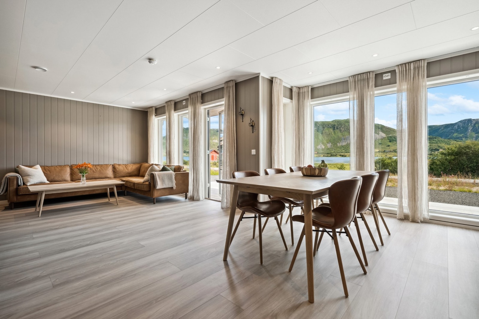 Det er gjennomgående store overflater på vindu og dør for å utnytte mest mulig av utsikten. Galleribilde