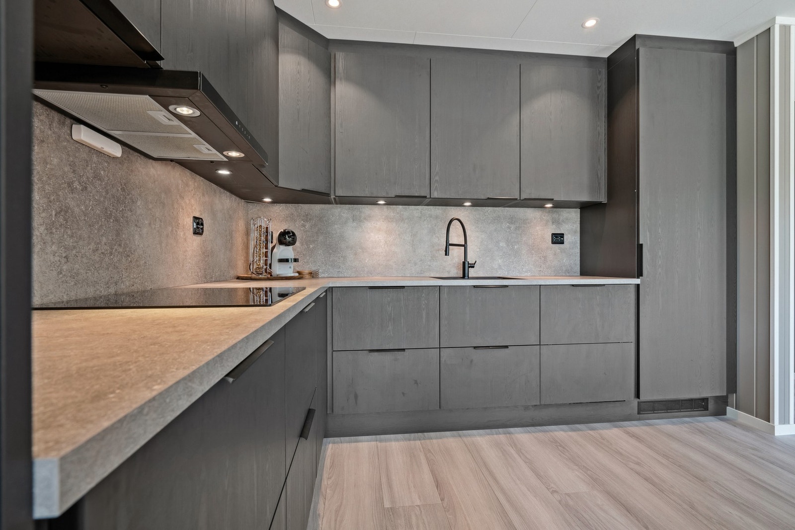 God belysning for matlaging med spotter i tak og under skapene. Godt med lagringsplass i skuffer og skap. Galleribilde