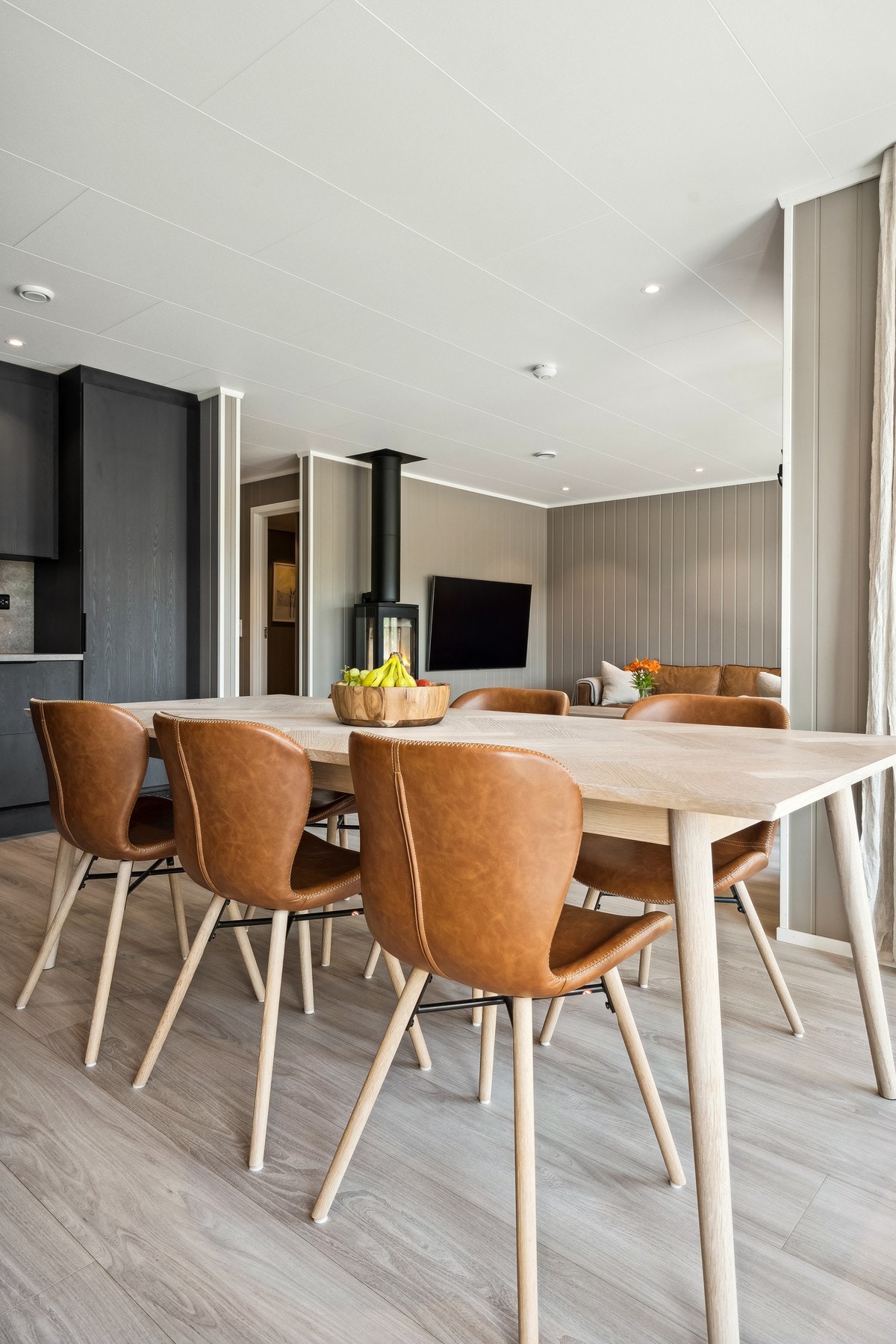 Moderne stue/kjøkken med fine farger. Galleribilde