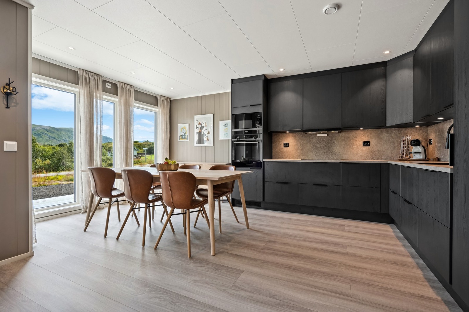 Stort kjøkken med god benkeplass. Her er det kjøleskap, oppvaskmaskin, micro, stekeovn og induksjonstopp integrert. Det er også vannstoppsystem på kjøkkenet. Galleribilde