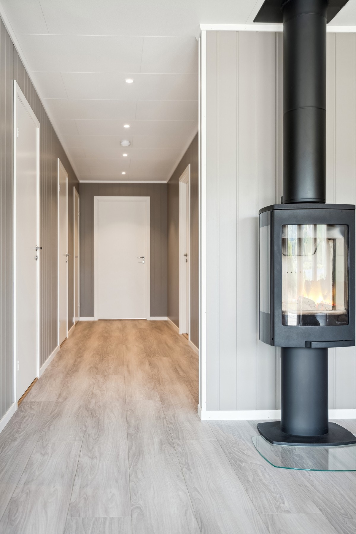 Videre kommer vi inn i gangen der vi har tre soverom, bad og vaskerom. Galleribilde