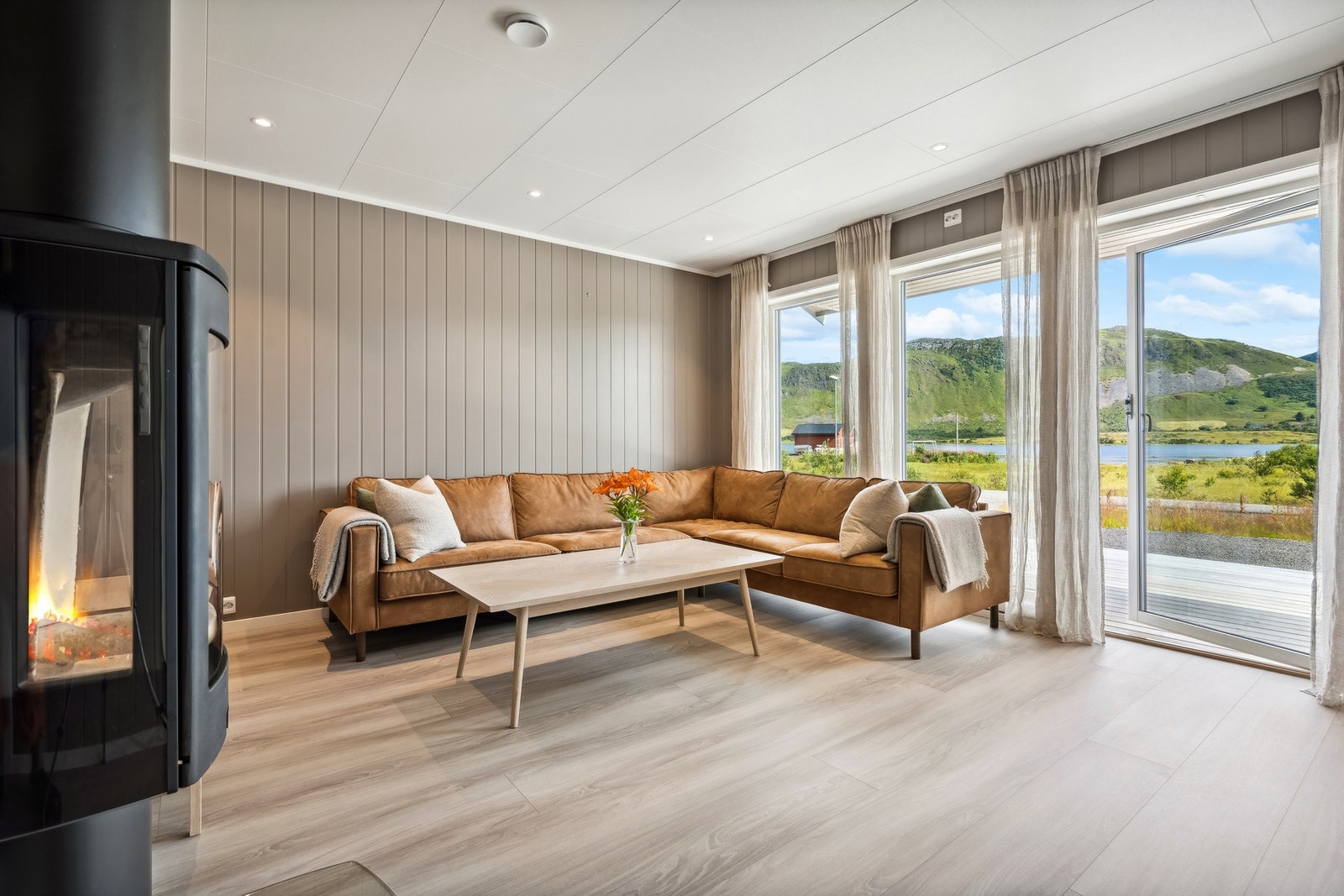 Velkommen inn i stuen med store vindusflater for å utnytte utsikten og få inn godt med naturlig lys. Galleribilde