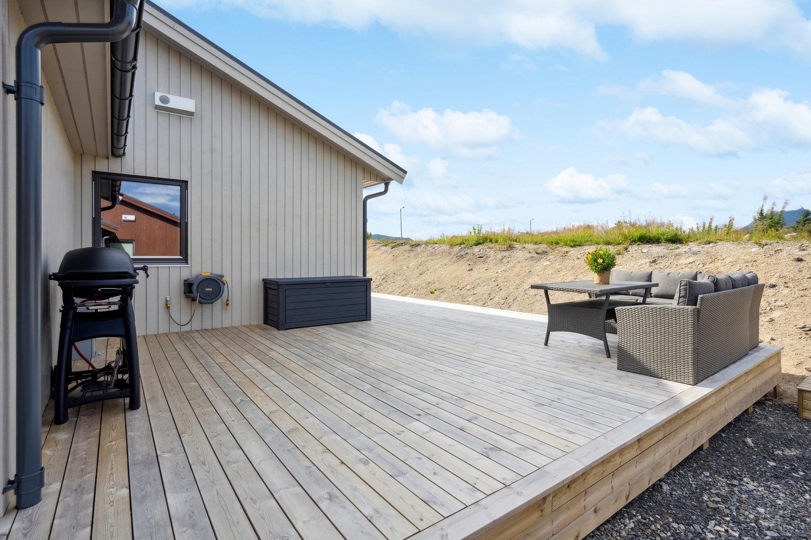 På baksiden er det også bygd platt, her er det plass til både utemøbler og grill. Galleribilde