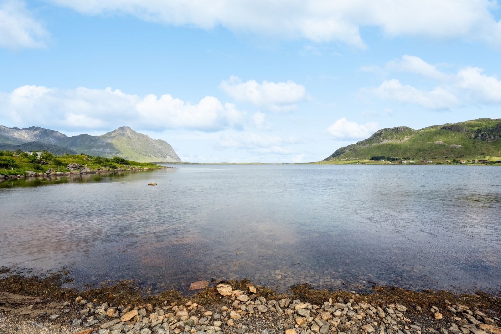 Bare noen meter fra eiendommen er du her nede. Fantastisk fint landskap hvor du enkelt kan ta SUP-brettet eller kajakken med deg. Galleribilde