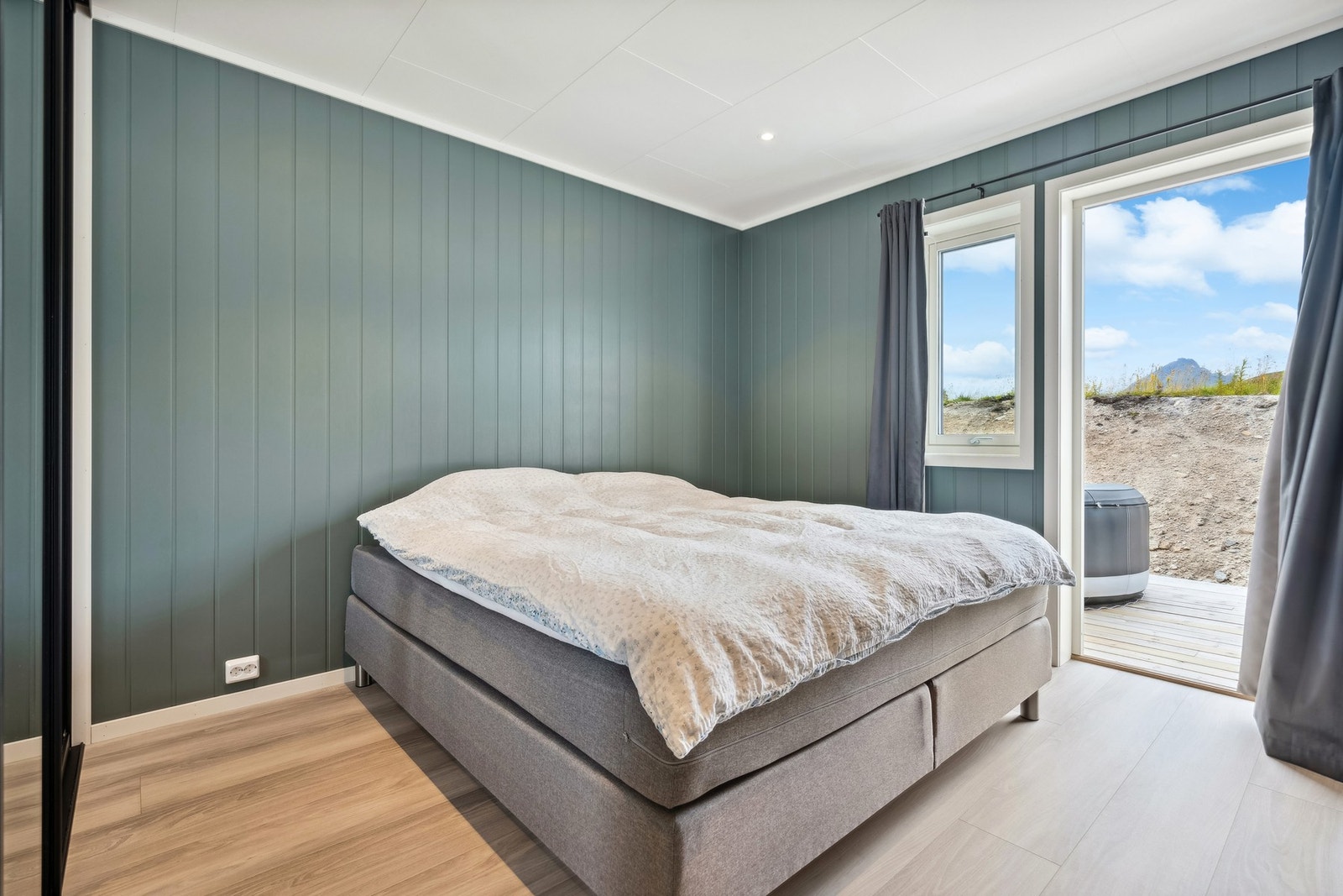 Hovedsoverommet med egen utgang til terrasse på baksiden av eiendommen. Galleribilde