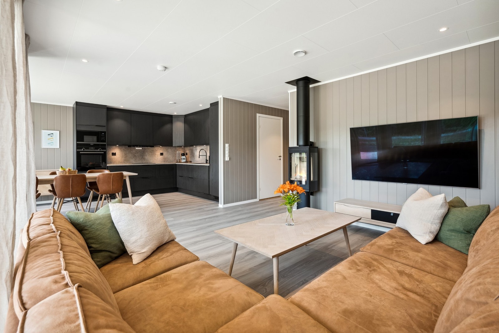 Det er åpen stue-/kjøkkenløsning gir en god og romslig romfølelse. Galleribilde