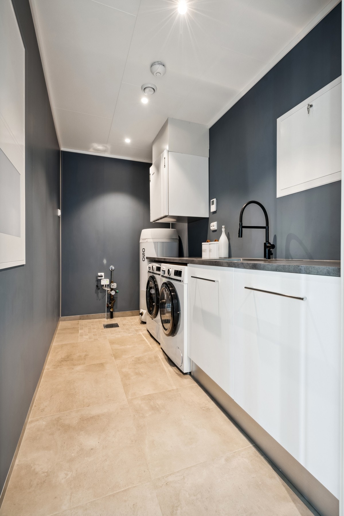 Her er også alt det tekniske plassert som ventilasjon, rørskap og varmtvannstank. Flott med innredning som er montert. Galleribilde