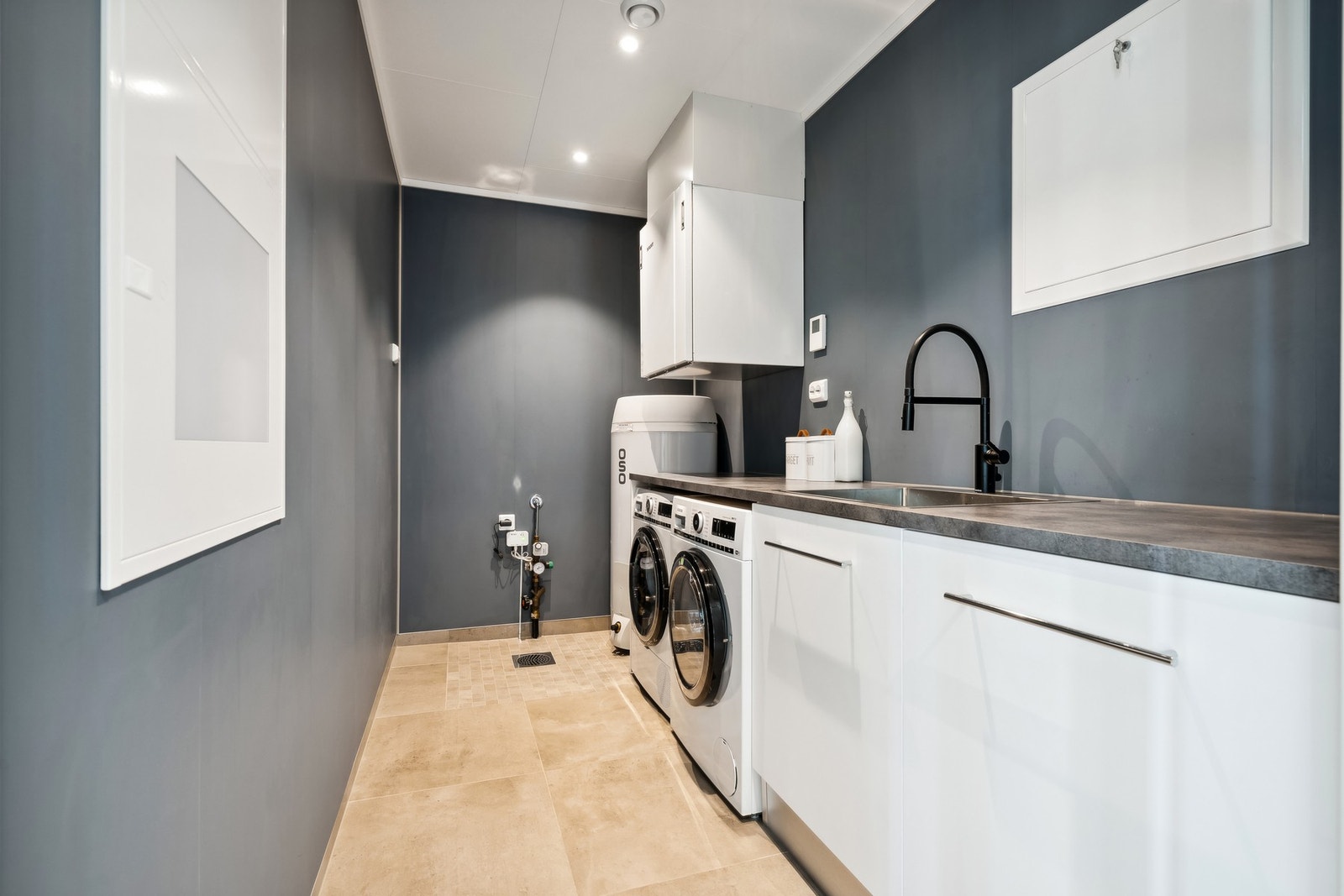 På vaskerommet er det varmekabler, nedfelt servant og opplegg for vaskemaskin. Galleribilde