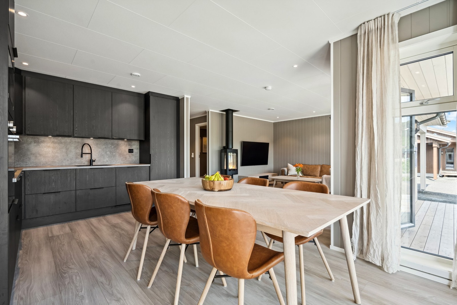 Her er det god plass til stort spisebord til selskap eller familiemiddager. Galleribilde