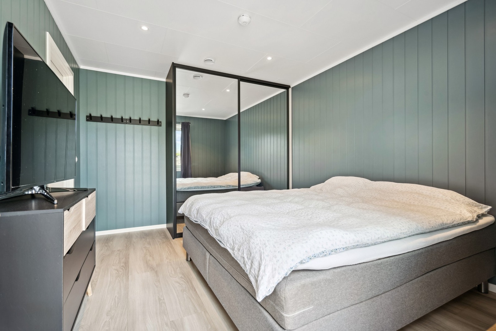 Her er det plass til dobbeltseng, garderobe og andre møbler. Downlights i tak. Galleribilde