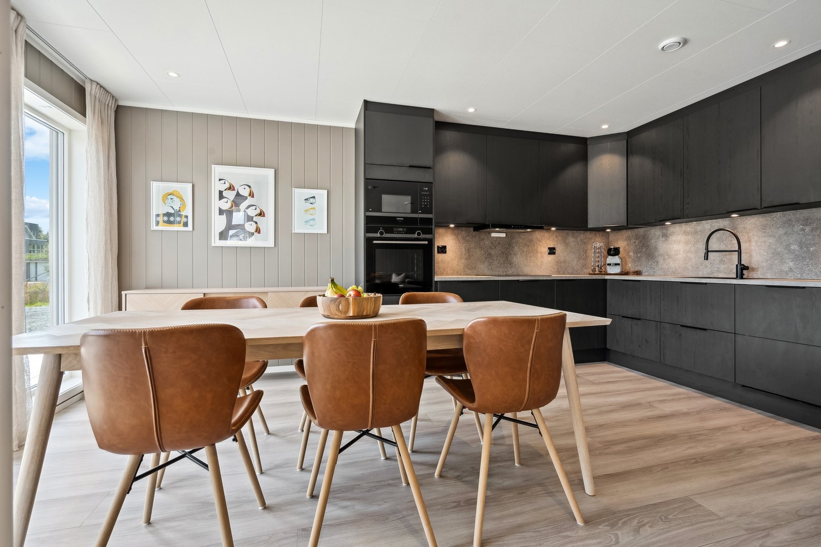 Ved kjøkkenet er det plass til en romslig spisegruppe. Galleribilde
