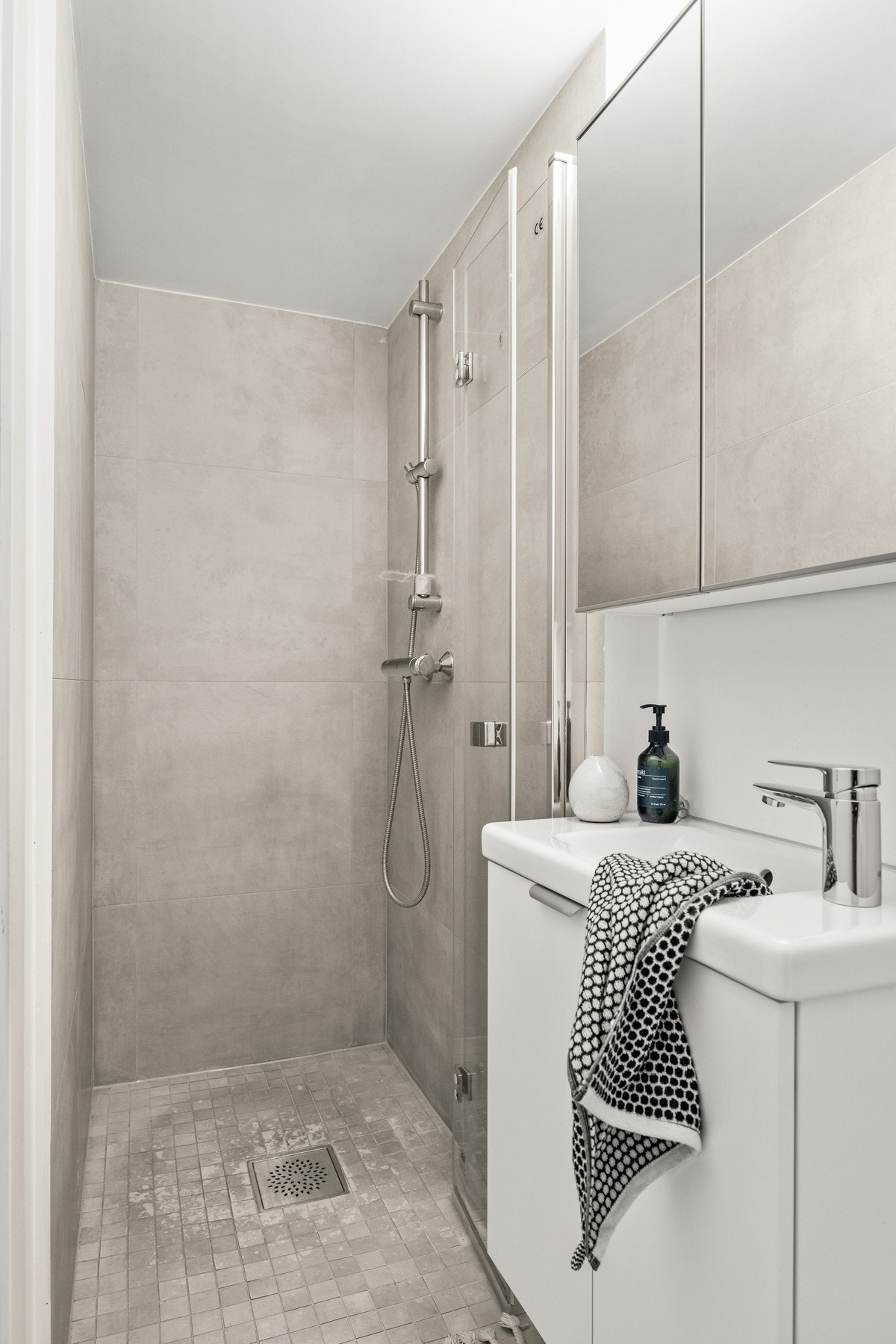 Lyst og pent delvis flislagt bad. Galleribilde