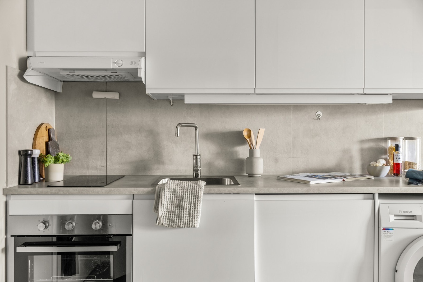 Tidsriktig glatt innredning med softclose. Kjøkkeninnredningen har laminat benkeplate med nedfelt stålkum og keramisk topp, integrert komfyr, oppvaskmaskin og kjøl/frys. Nisje for vaskemaskin. Galleribilde