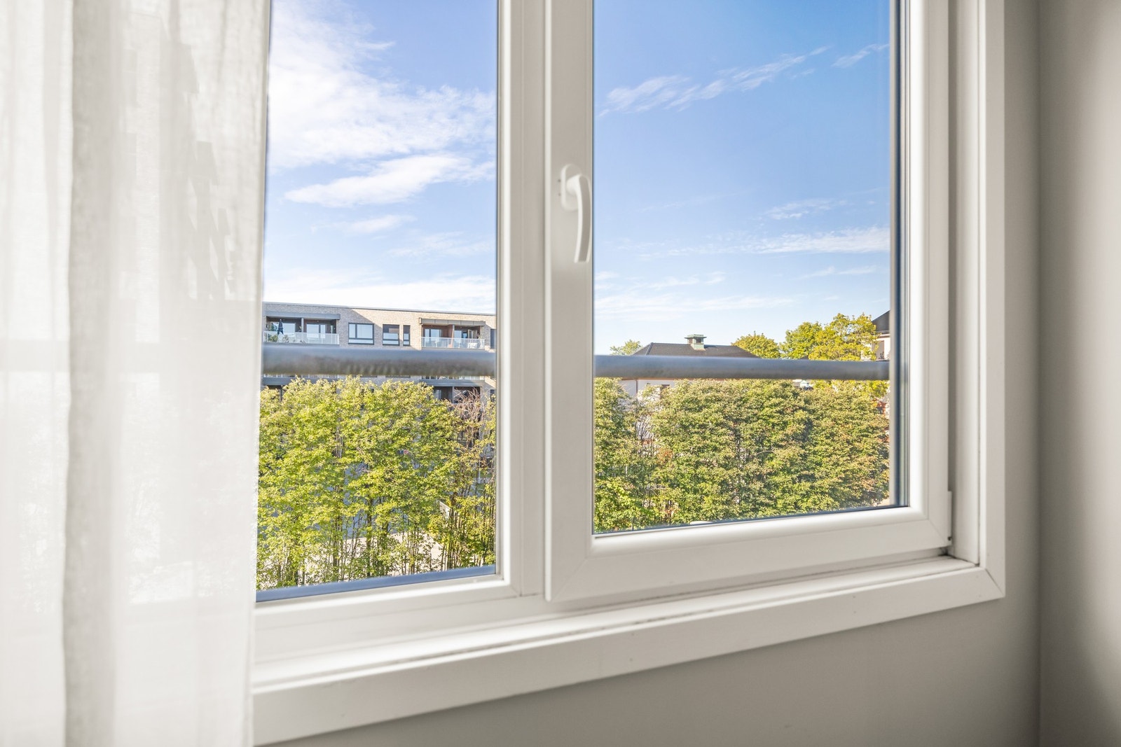 Den store vindusflaten gir mye dagslys inn i leiligheten. Galleribilde