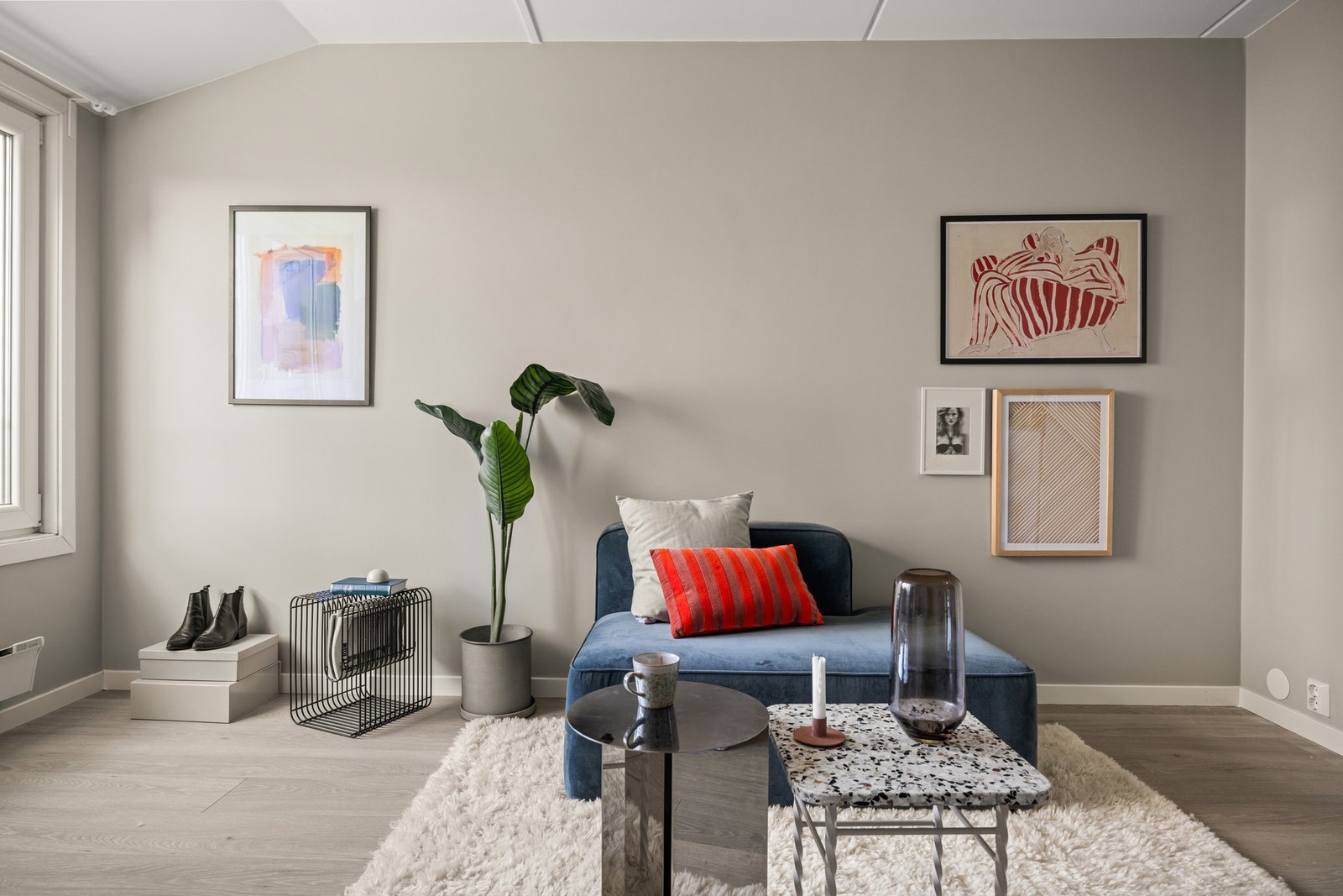 Her er det god plass for sofa, spisebord og seng. Galleribilde