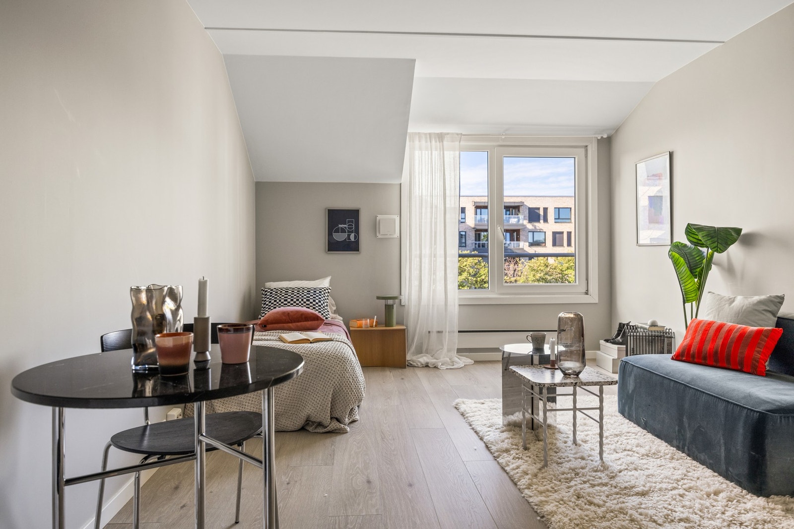 Leiligheten har en åpen stue- og kjøkkenløsning som skaper et sosialt allrom. Galleribilde