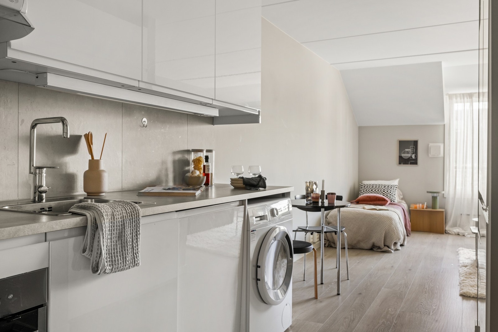 Kjøkkenet ligger åpent til stuen. Kjøkkeninnredningen er lys og tidløs. Galleribilde