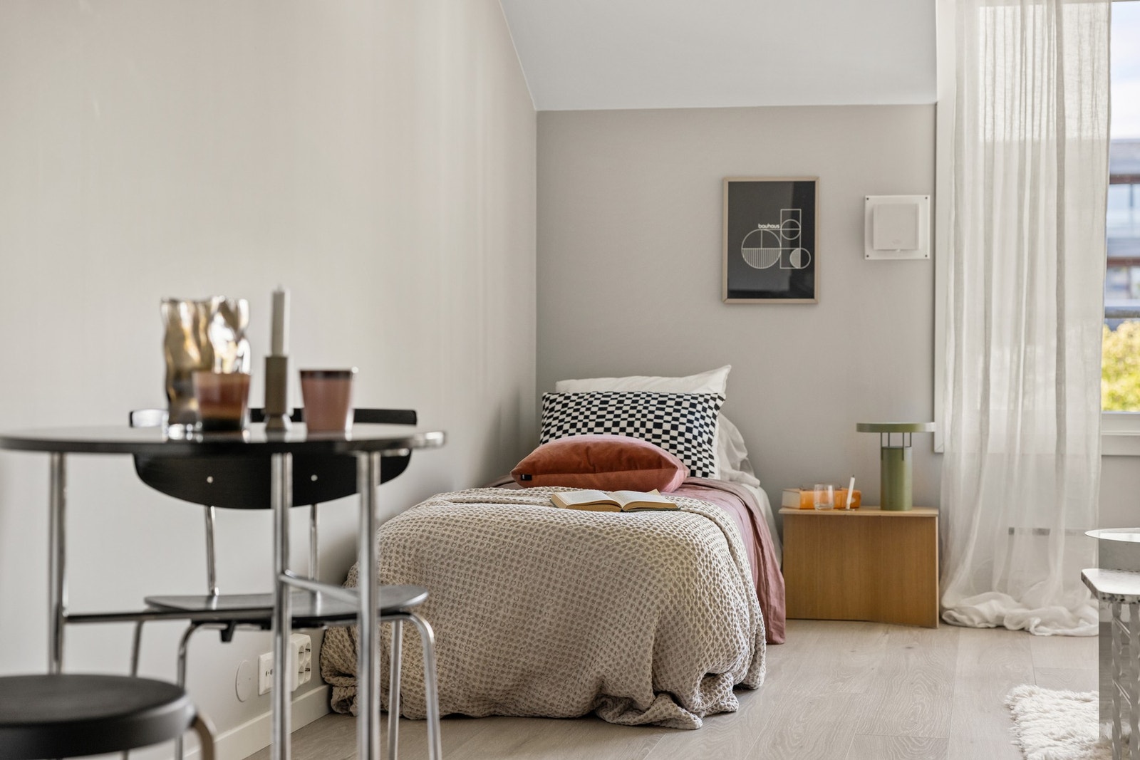 Det er tidløse farge- og materialvalg gjennomgående i leiligheten. Galleribilde