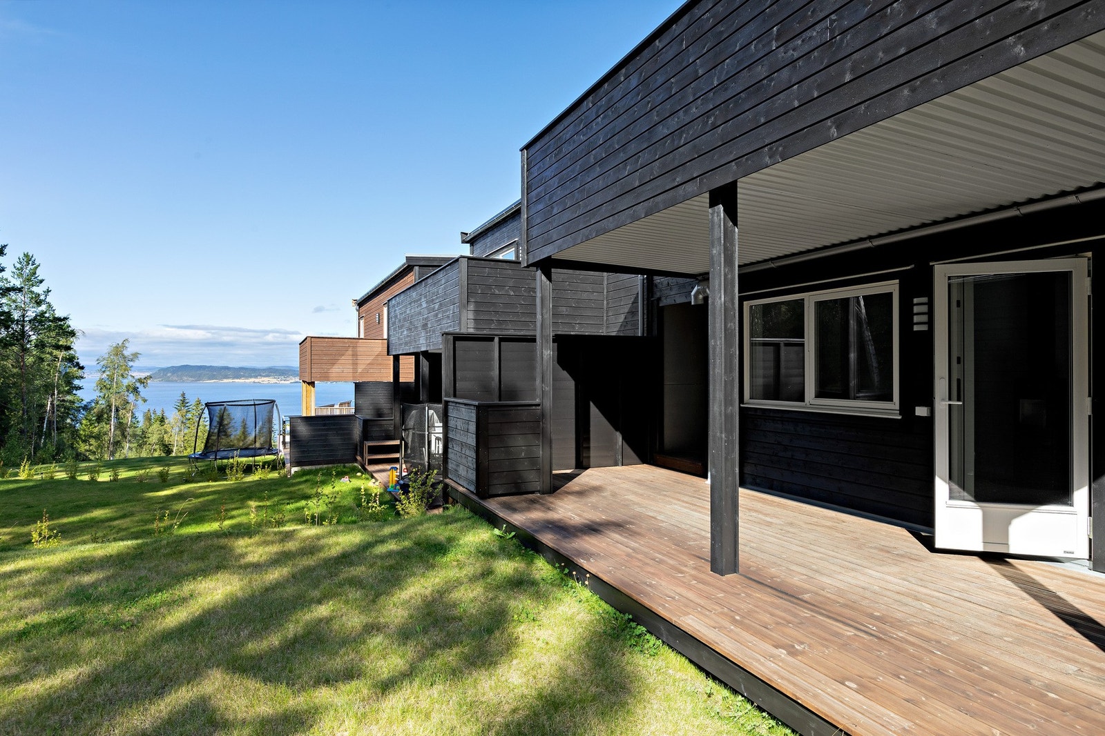 Tomtene ligger trappevis, noe som sørger for at alle boligene har en god utsikt. Galleribilde