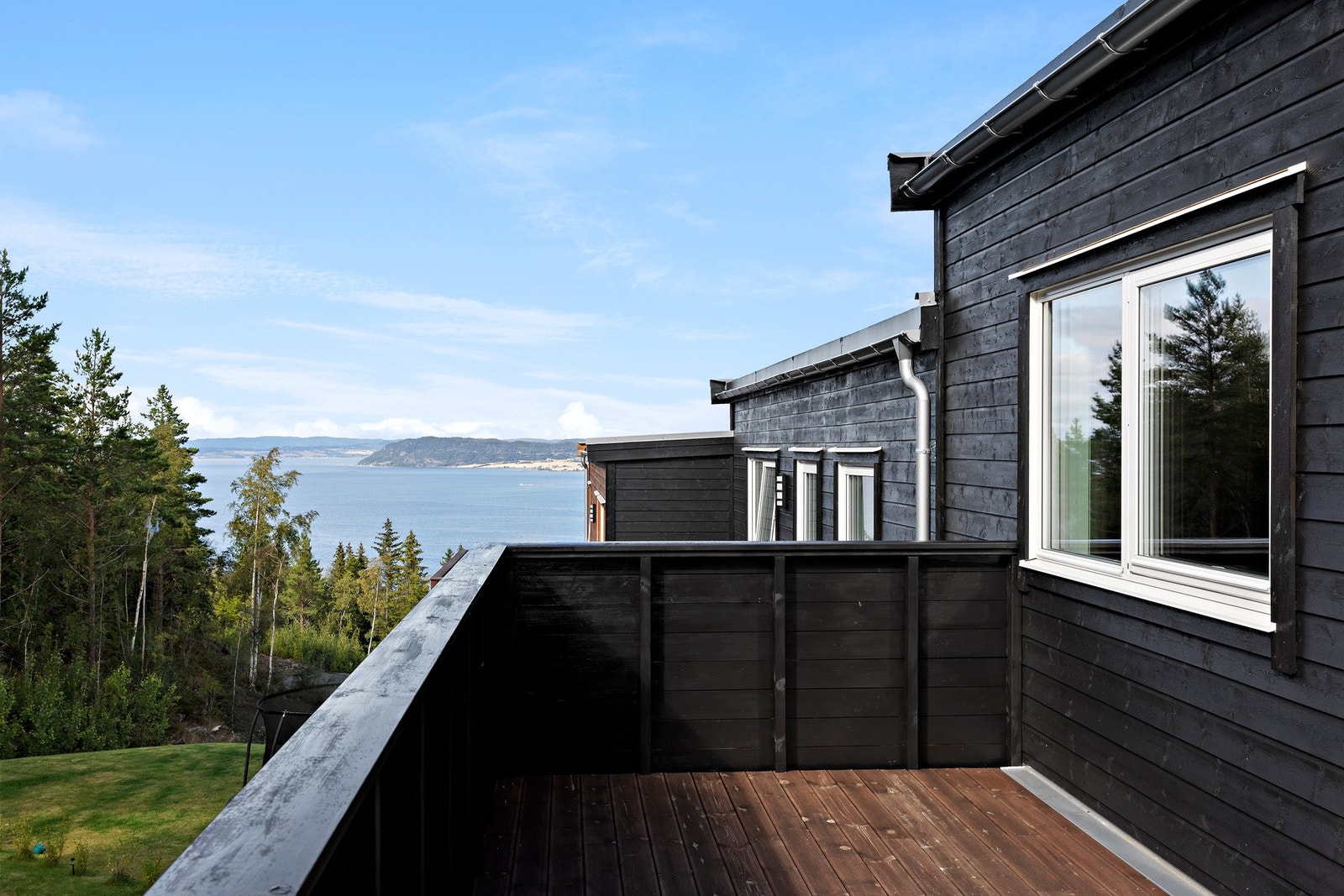 Boligen har flere uteplasser, alle med flott sjøutsikt. På denne verandaen er det ettermiddag- og kveldssol. Galleribilde