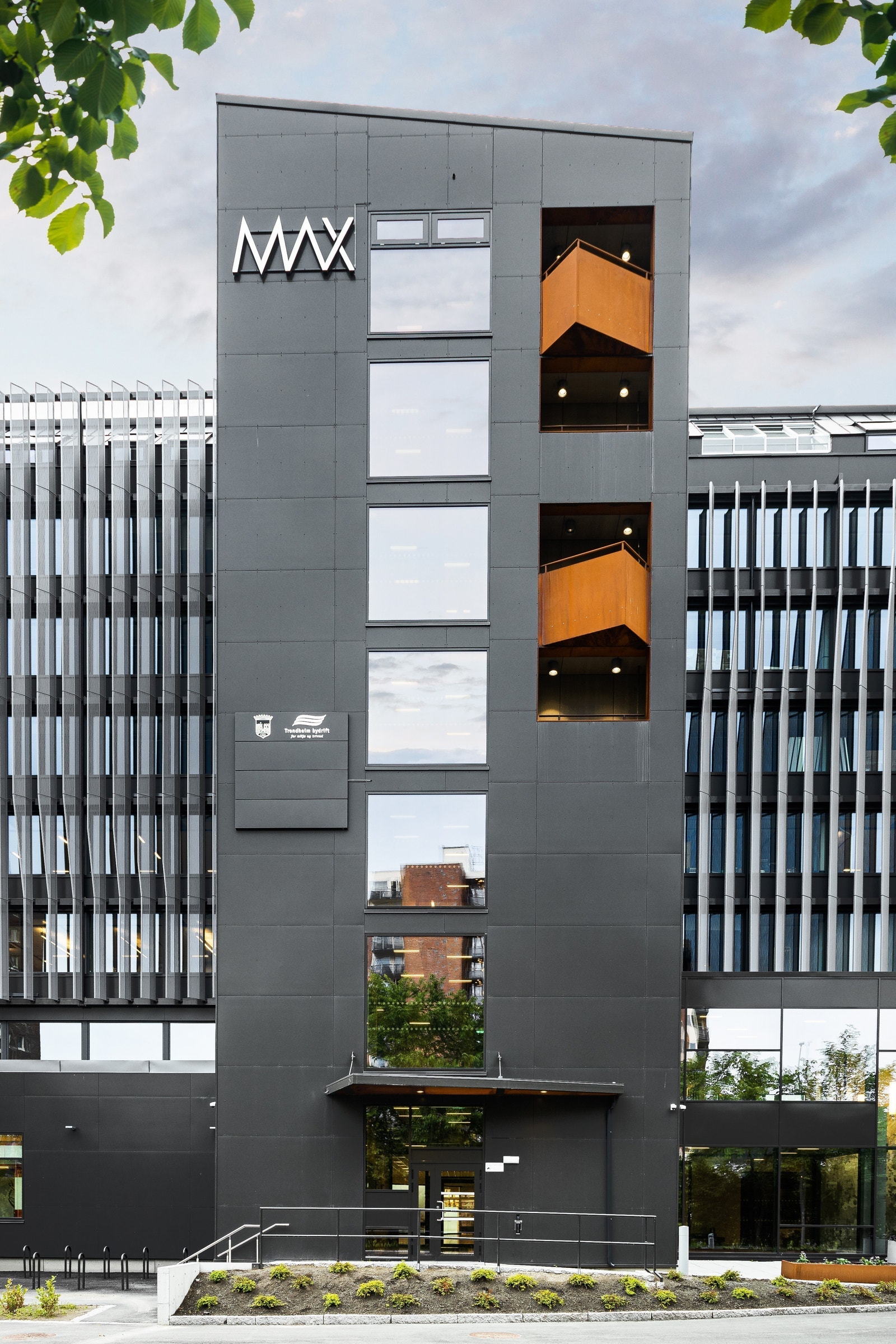 Inngang til kontor - direkte adkomst fra p-kjeller. Galleribilde