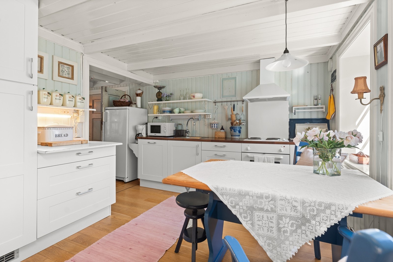 Kjøkkenet er tilpasset boligen på en fin måte. Galleribilde