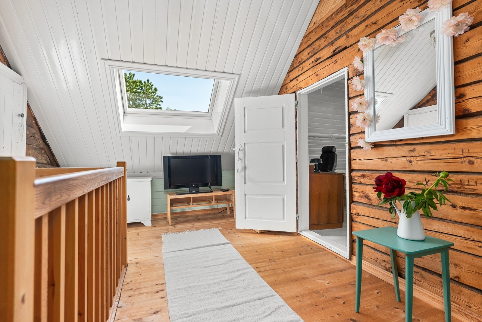 Loftsgang med takvindu. Galleribilde