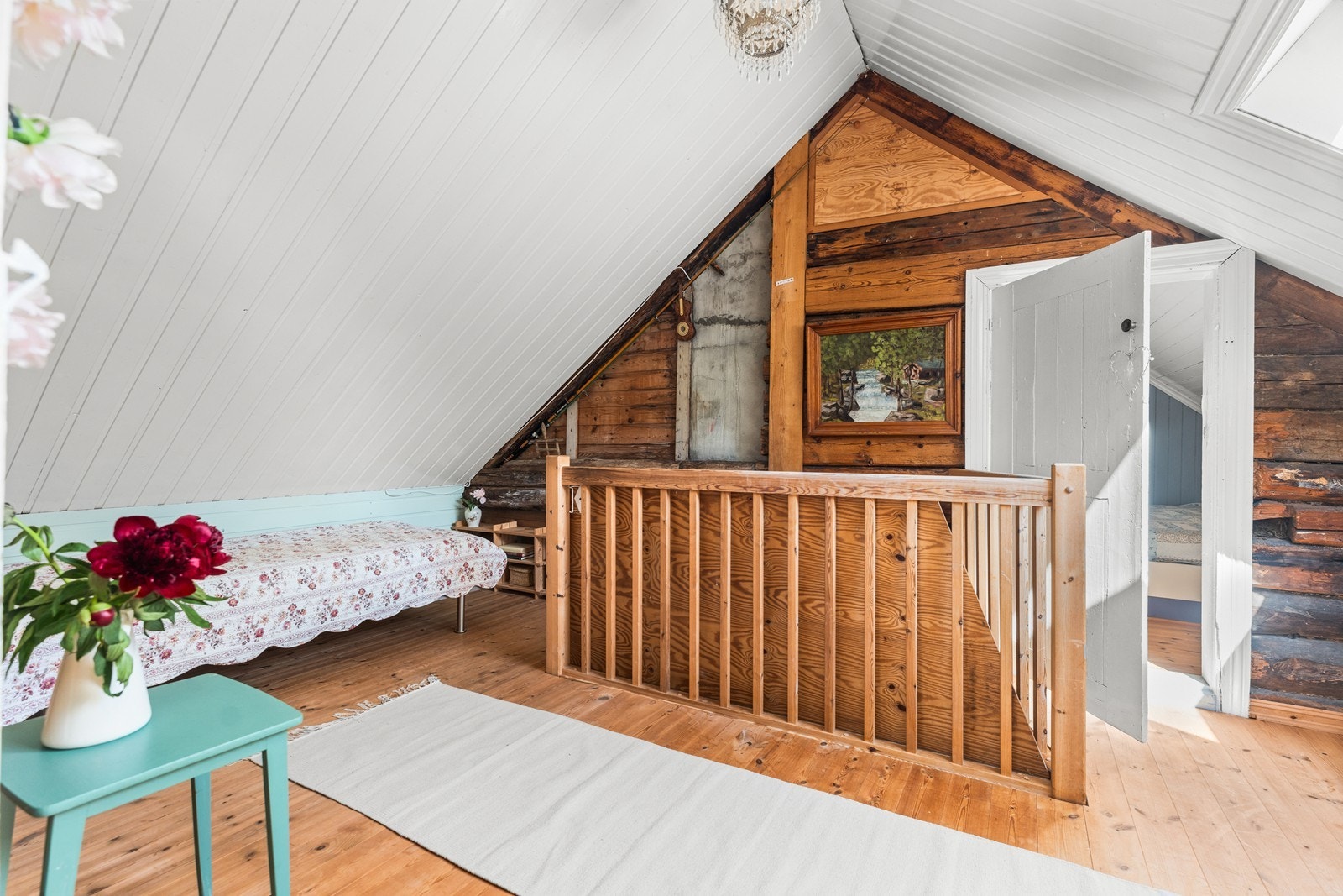 Boligen er varsomt renovert med sjarmerende detaljer og fargevalg. Galleribilde