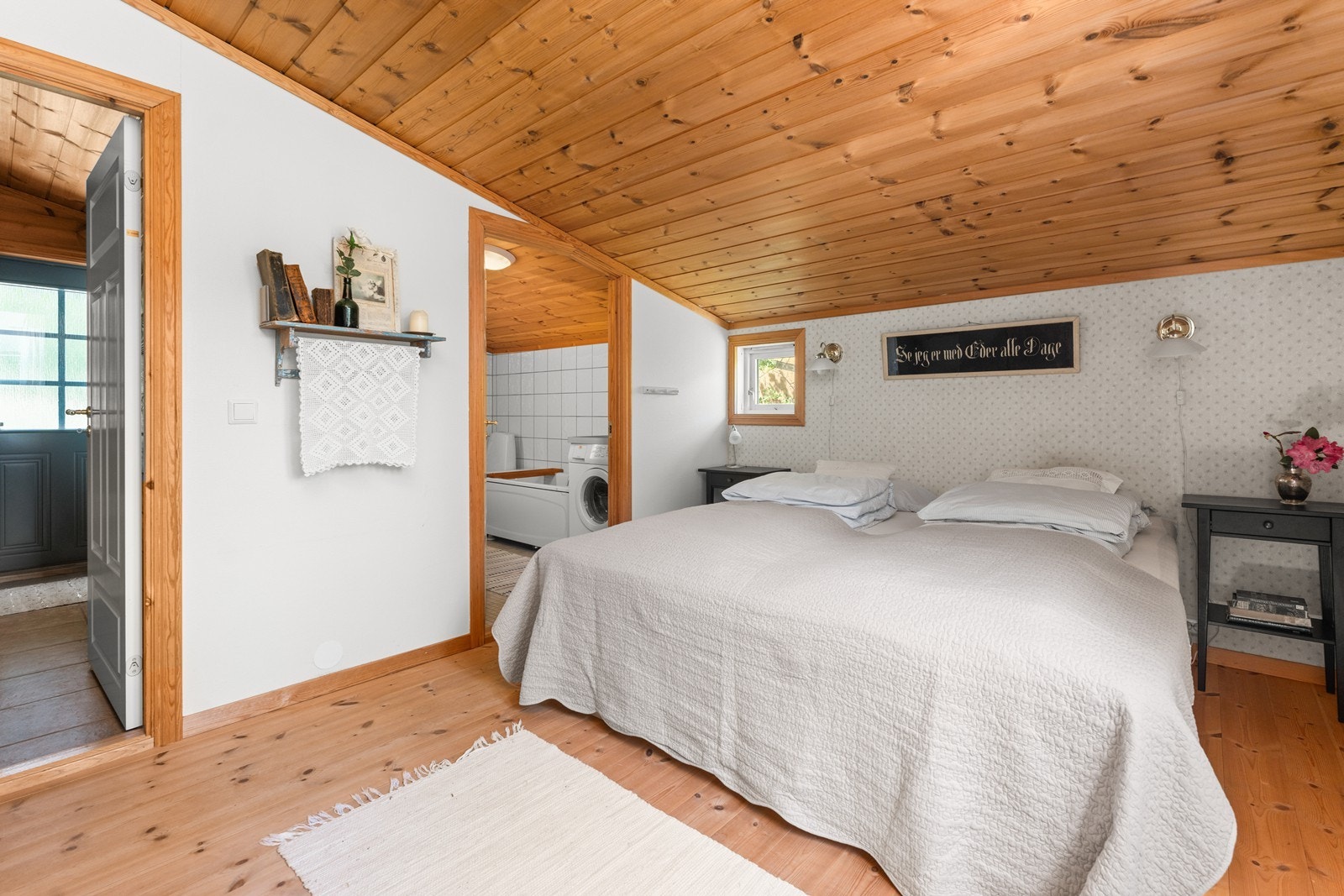 Soverom med adkomst til badet. Galleribilde