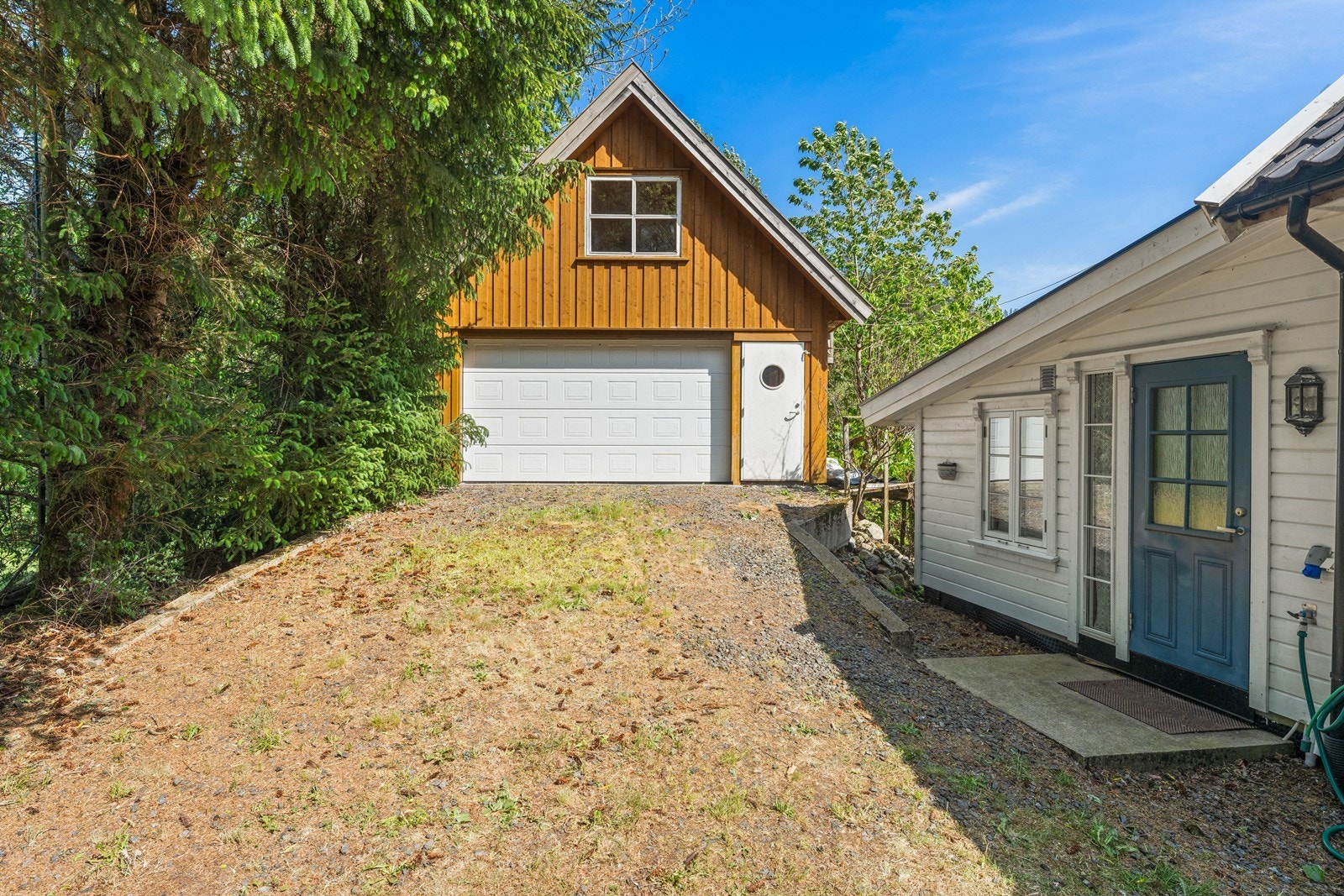 Frittstående garasje fra 2008 med delvis innredet loft. Galleribilde