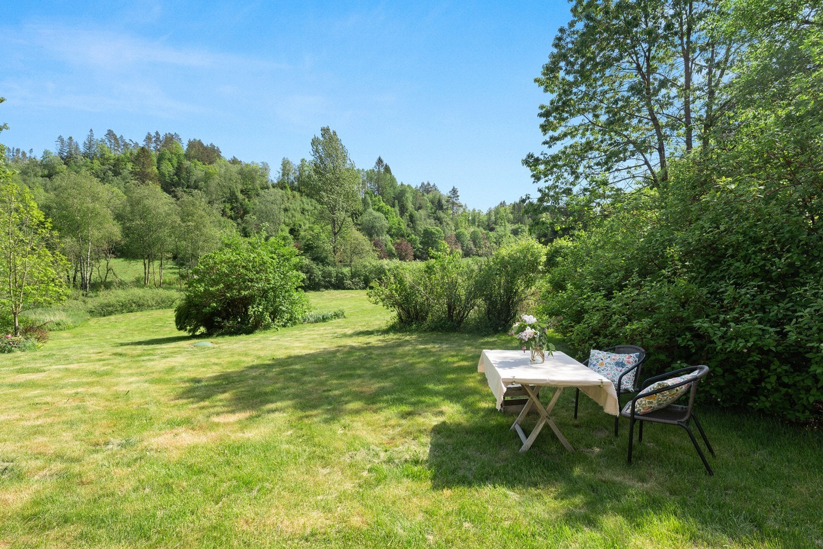 Stor hage med prydbusker. Galleribilde