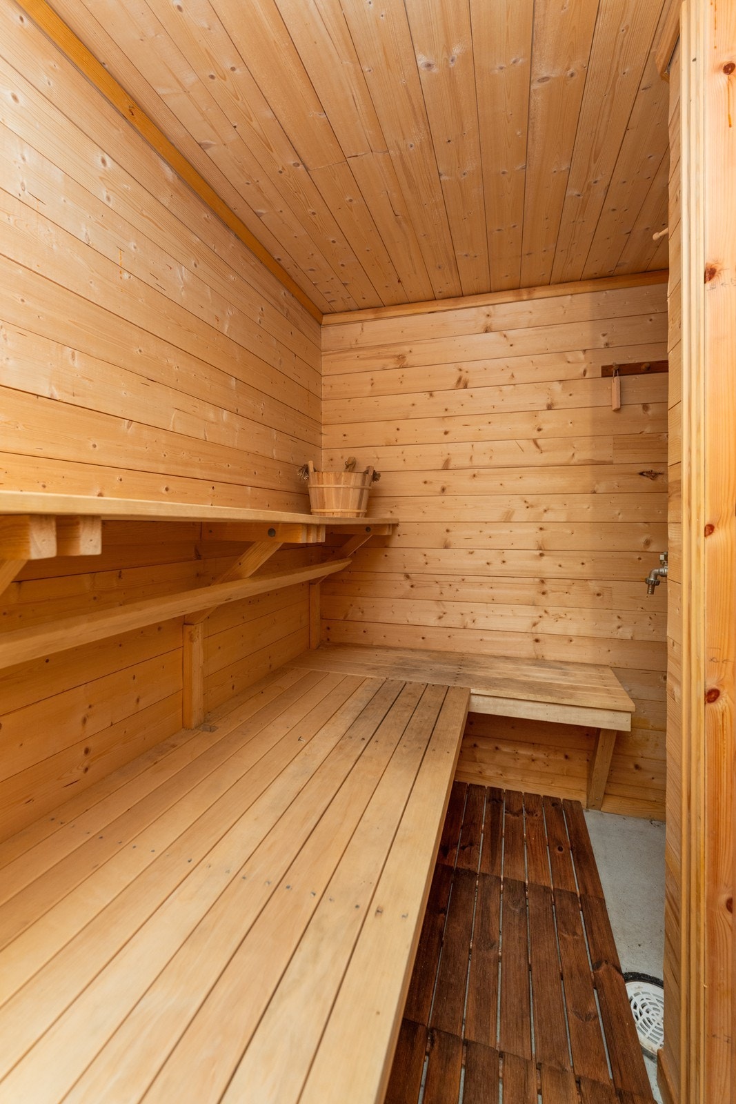 Badstu, dusj og toalettrom i kjelleren. Galleribilde