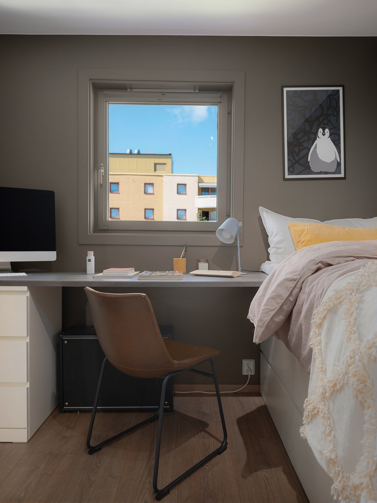 Soverom nummer to har plass til en funksjonell hjemmekontorsone Galleribilde