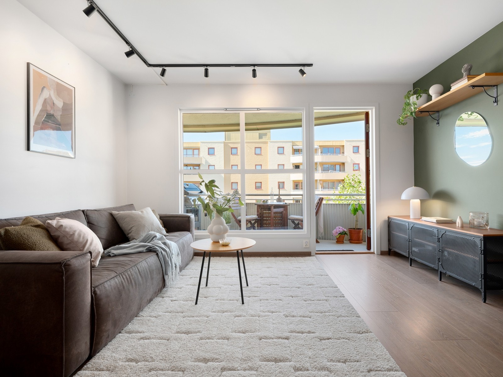 Stuen oppleves som et hyggelig oppholdsrom som gir god plass til både sofa og spisebord Galleribilde