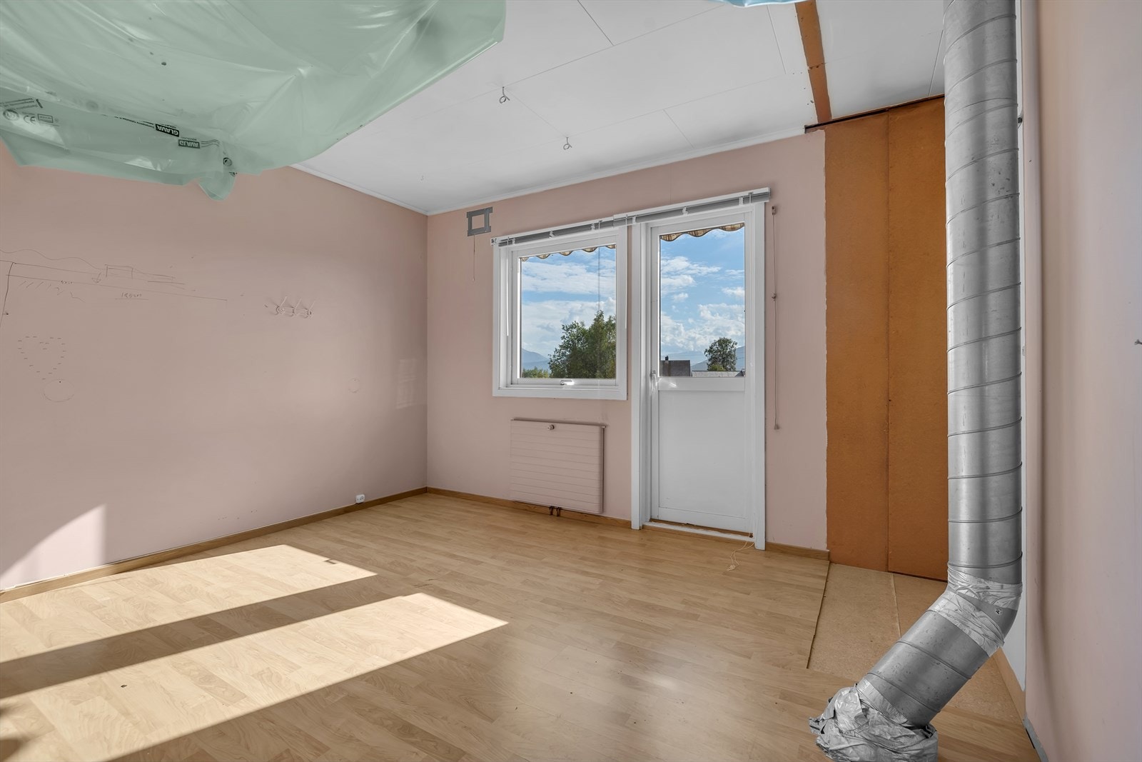 Soverom under renovering, ikke ferdigstilt. Galleribilde