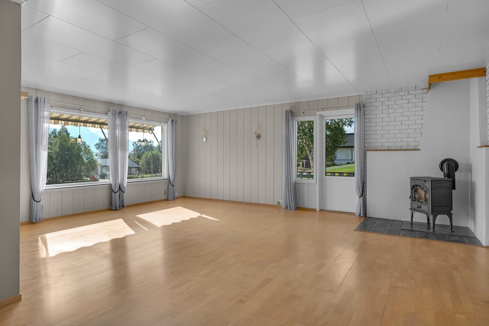 Utgang til veranda og hage fra stuen Galleribilde