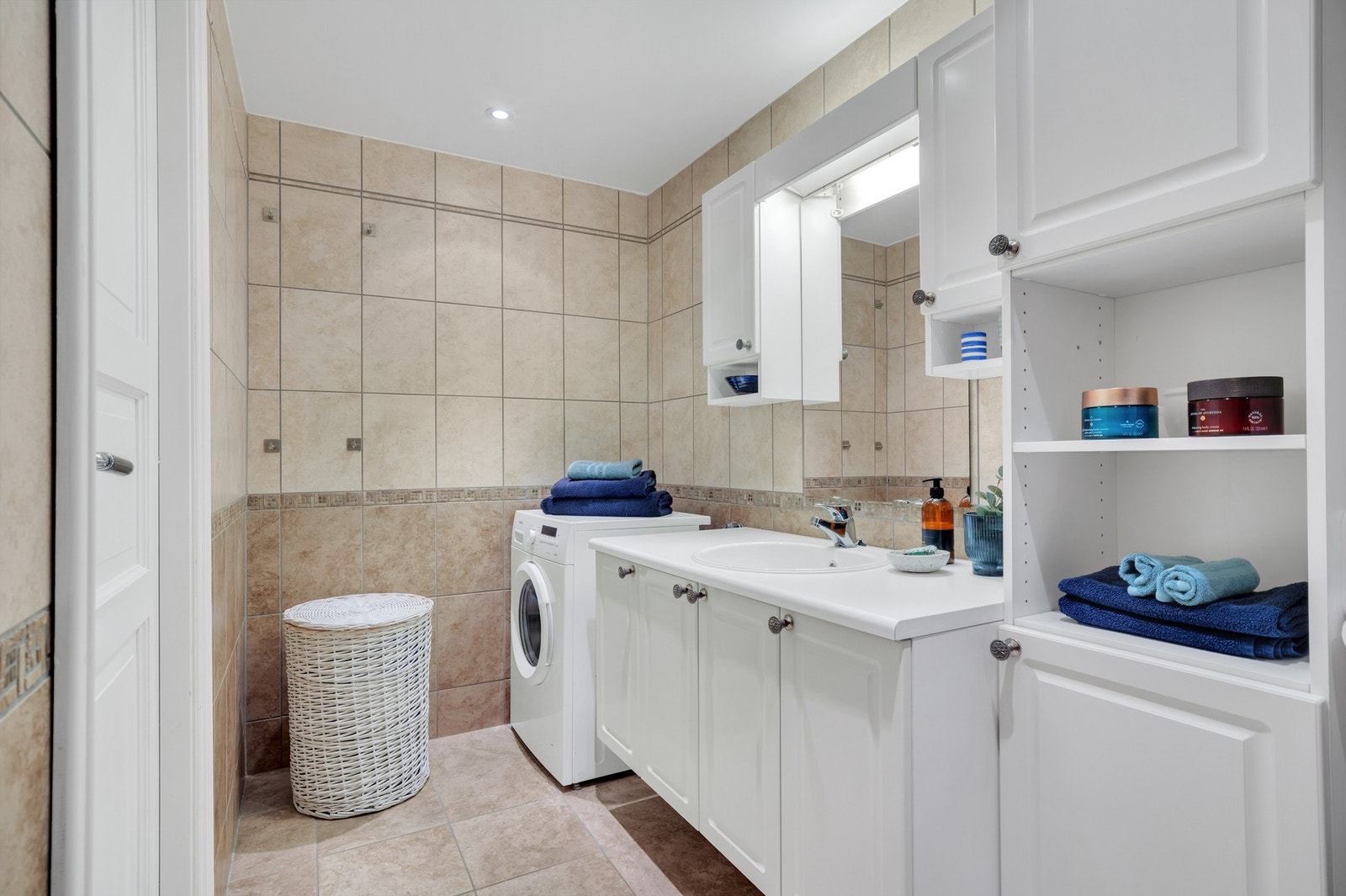 Kran og avløp på badet til vaskemaskin. Felles vaskeri er også tilgjengelig med tørketrommel, tørkerom og vaskemaskin. Galleribilde