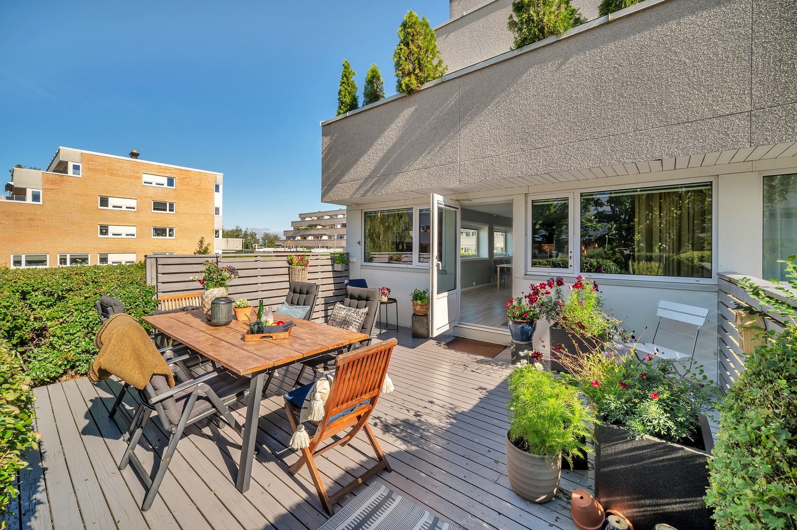 Terrasse på hele 25,5kvm med god plass til utemøblement og beplantning. Enkel adkomst i 1. etg Galleribilde