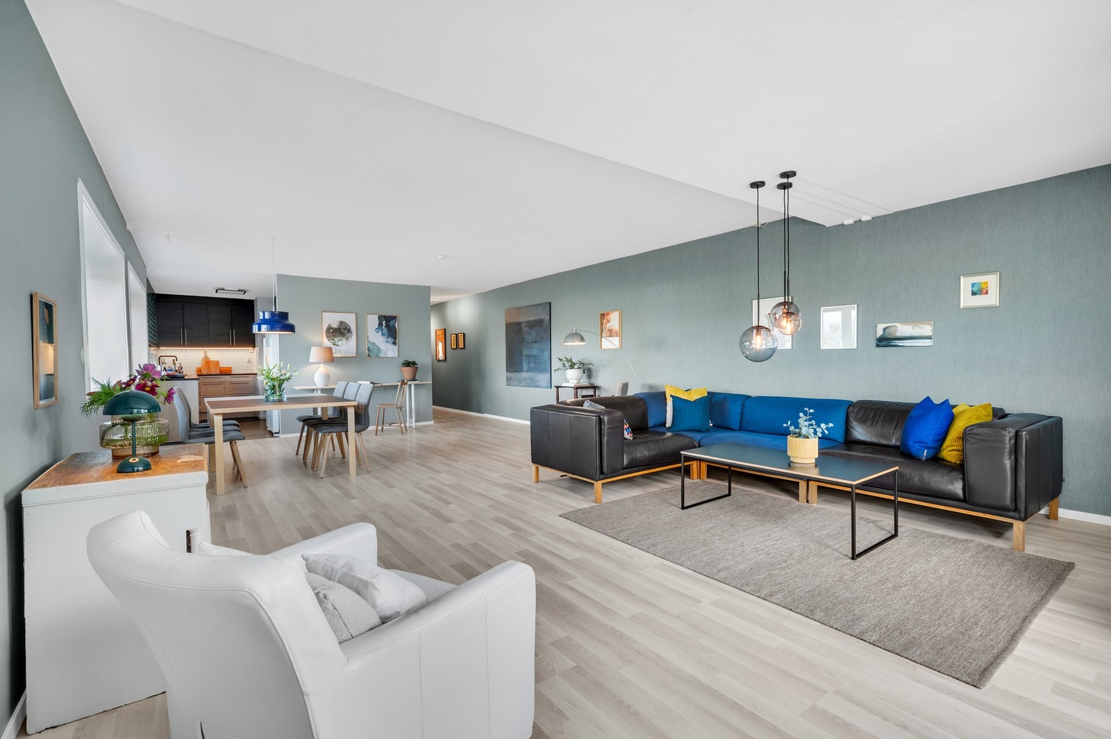 Stor stue med god plass til sofagruppe og spisebord. Stua og kjøkken har gulvvarme som gjør det enkelt å holde en behagelig varme gjennom hele året. Galleribilde