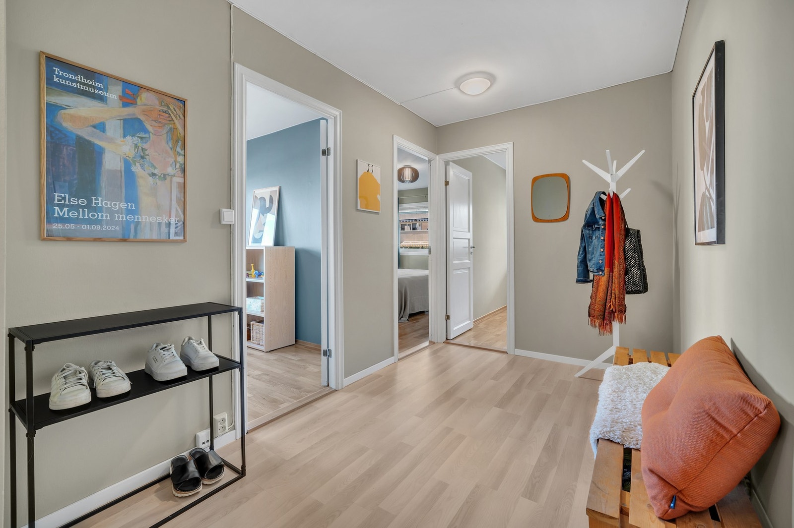 Velkommen inn i en romslig entré! Galleribilde