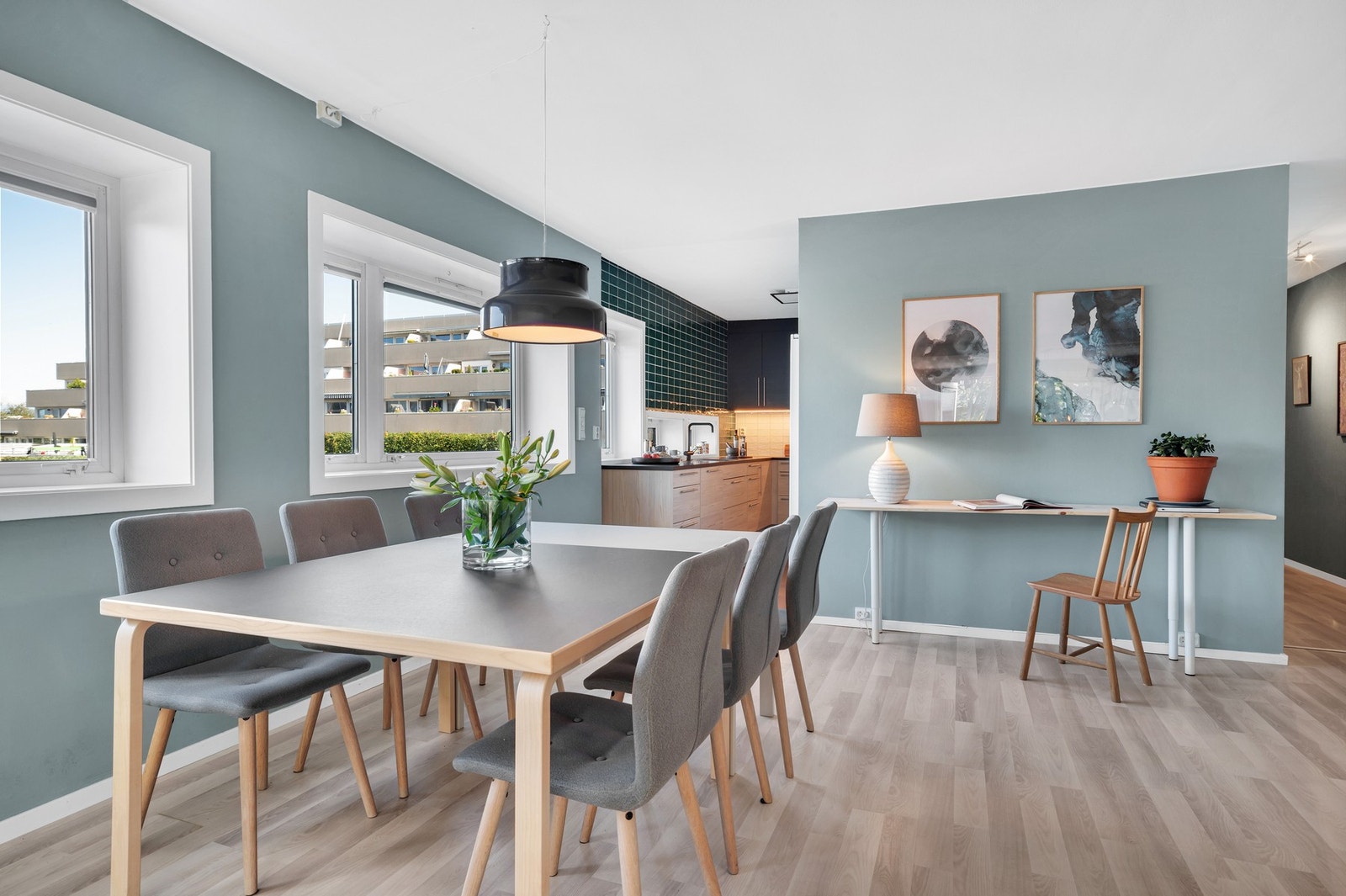 God plass til spisebord på stua. Mye lys inn her også på grunn av vinduene på enden. Galleribilde