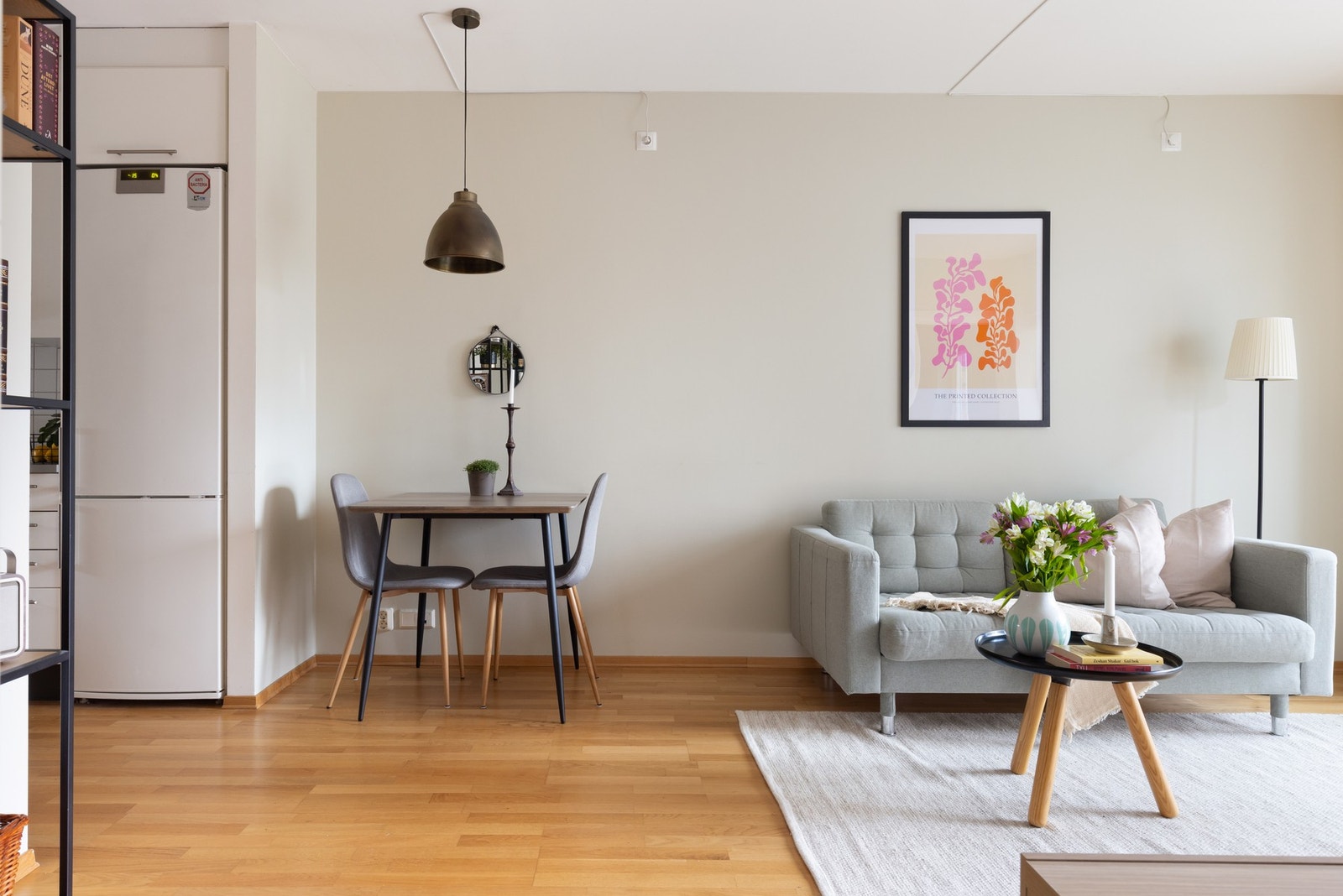 I dag er stuen innredet med et mindre spisebord, men det er også plass til et større. Galleribilde