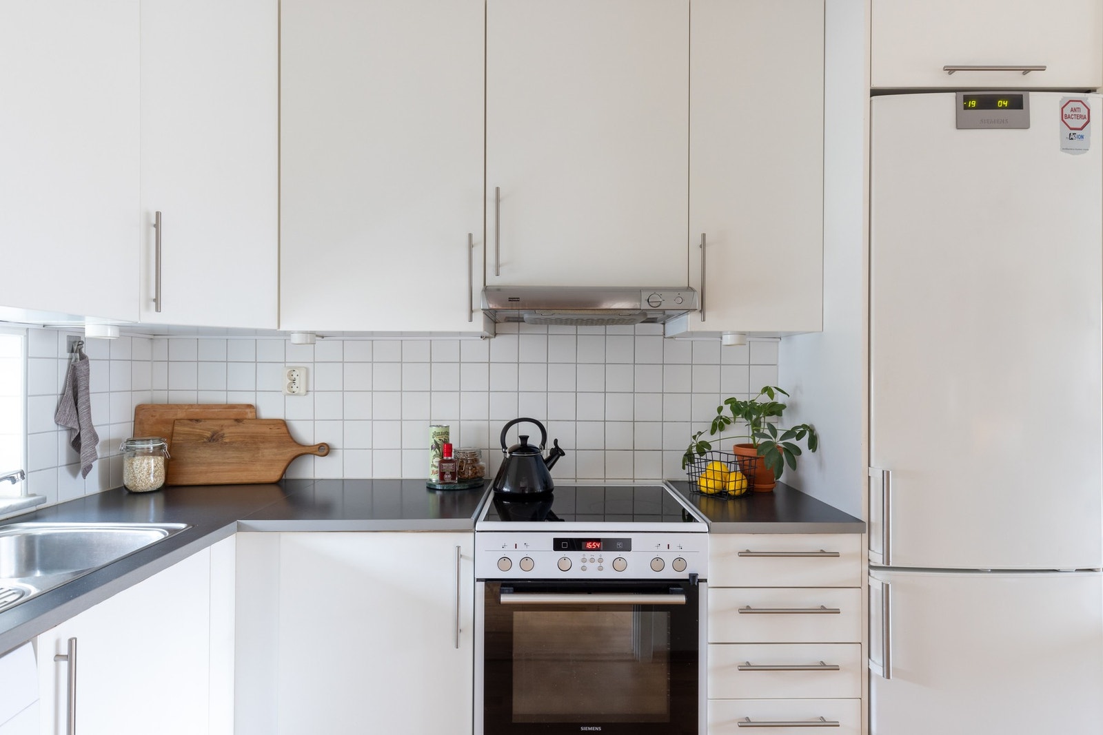 Smedstorp-kjøkkenet er godt utnyttet med mye skap- og benkeplass, perfekt for hobbykokken! Galleribilde