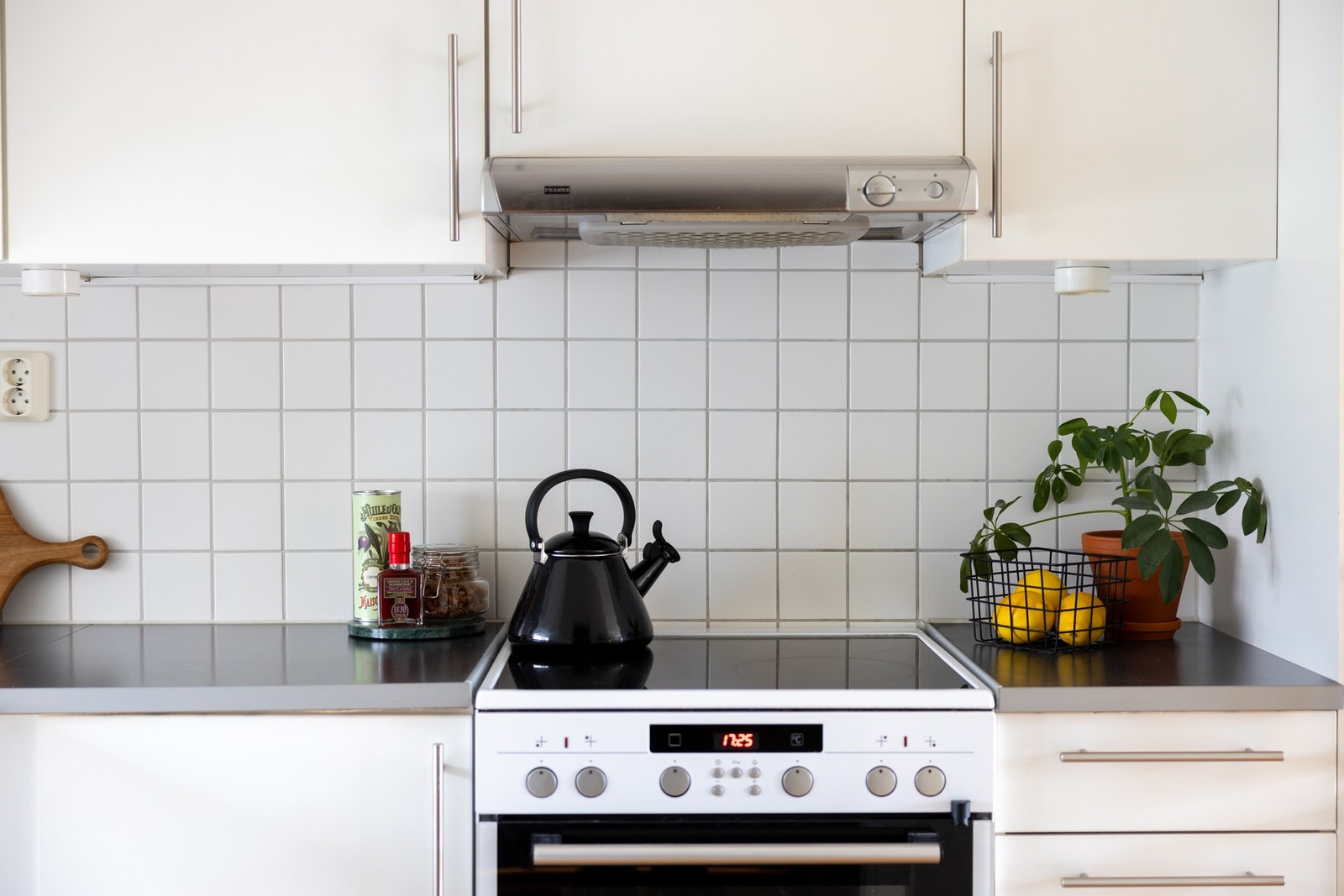 Innredningen består av lyse slette fronter, laminat benkeplate og nedfelt oppvaskkum med ett-greps armatur. Galleribilde