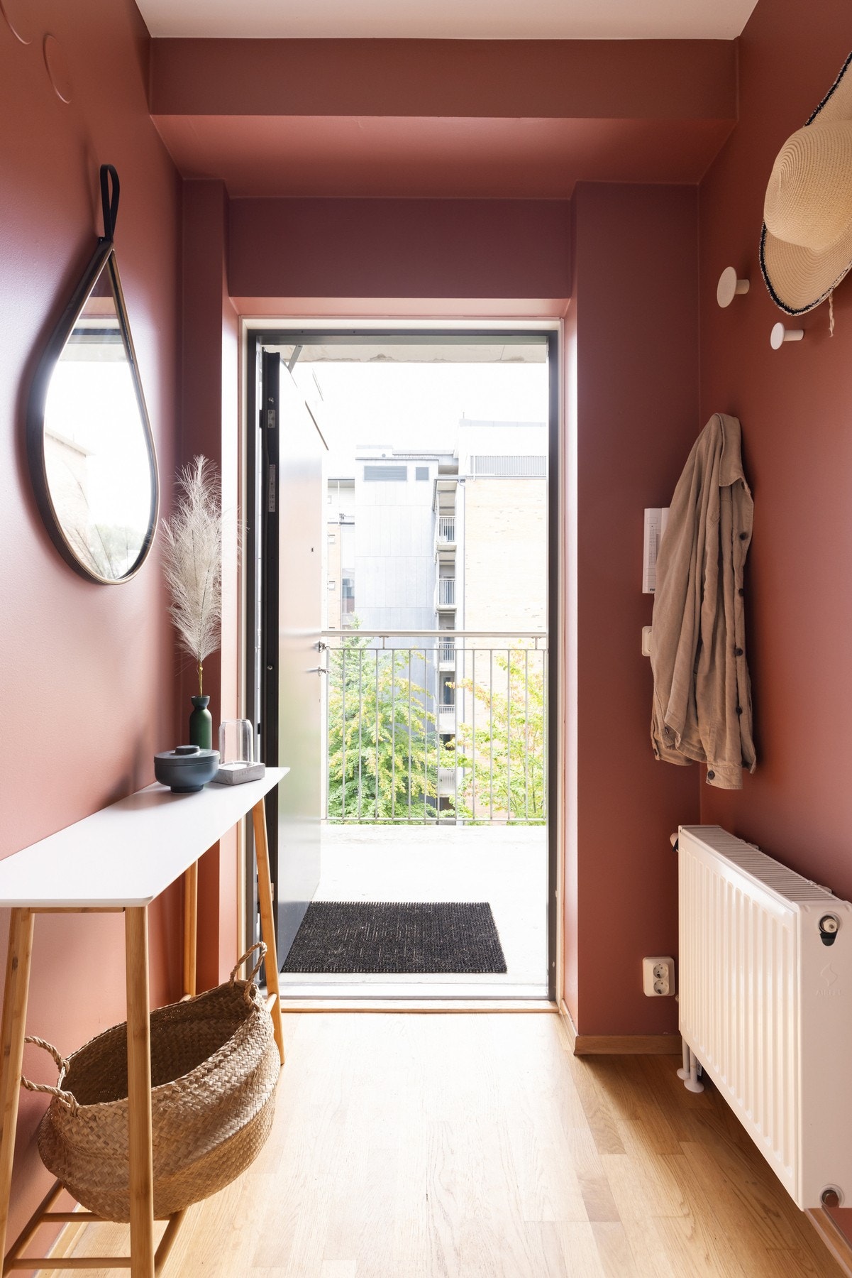 Utenfor inngangsdøren er det en hyggelig svalgang hvor du kan ta med kaffen ut for å nyte morgensolen. Galleribilde