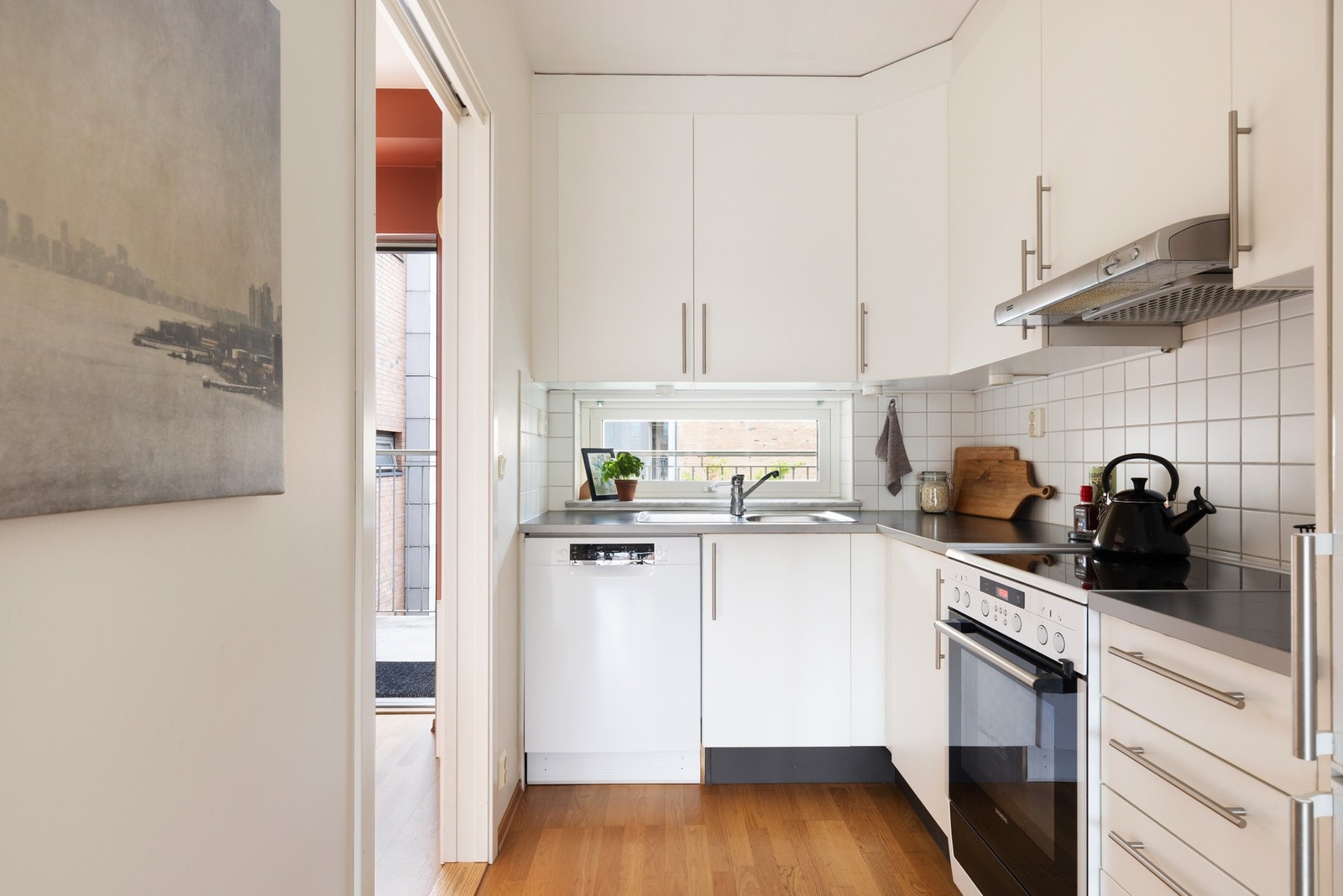 Oppvaskmaskin, komfyr med keramisk platetopp og kjøleskap med frysedel medfølger. Galleribilde